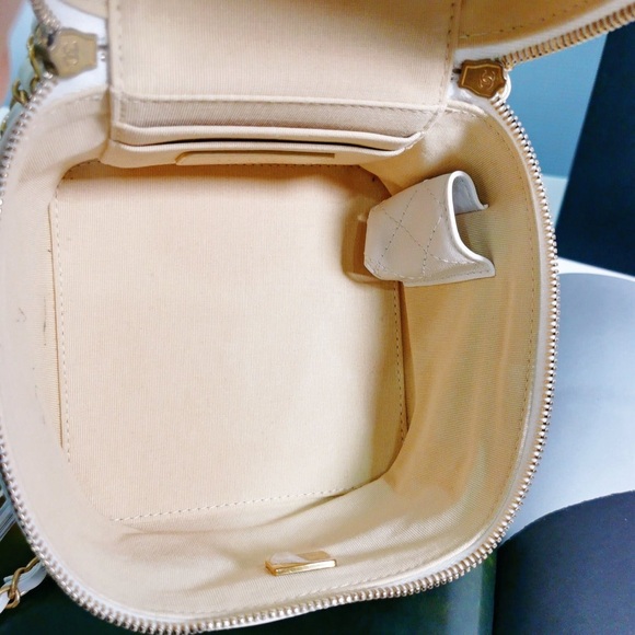 Chanel Chain Bar Vanity with Chain 22S Quilted Calfskin Small - Picture 7 of 9